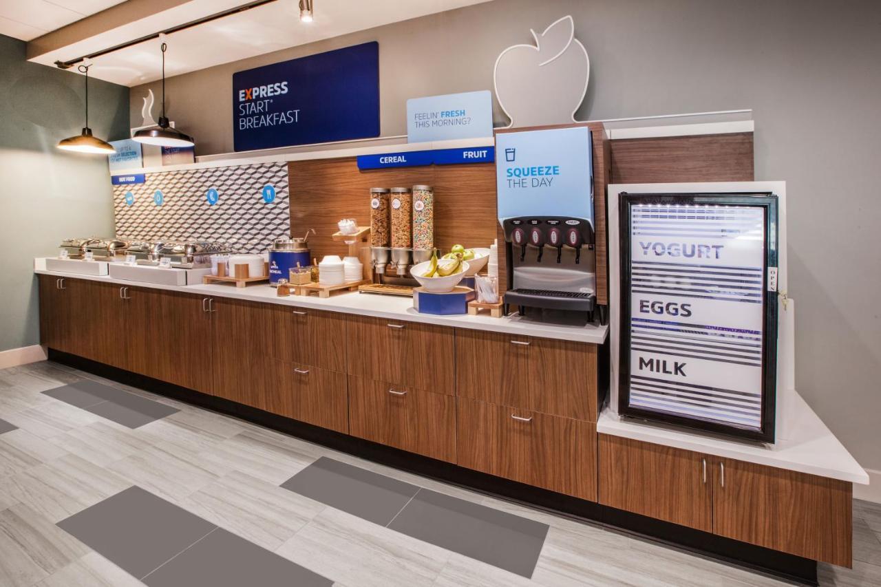 Holiday Inn Express & Suites Wilmington West - Medical Park By Ihg Экстерьер фото