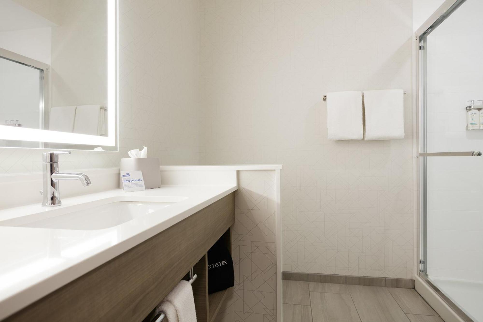 Holiday Inn Express & Suites Wilmington West - Medical Park By Ihg Экстерьер фото